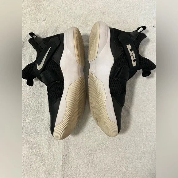 Nike 2018 LeBron Soldier 12 Mens Laceless Black & White Basketball Sneakers 9.5 - Picture 11 of 14